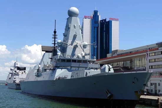 去年英国“保卫者”号驱逐舰在黑海曾遭俄海军驱逐