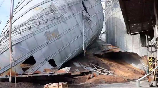 马里乌波尔港粮仓被毁画面(俄新社)