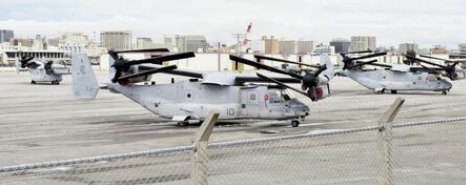停靠在那霸军港的美军MV-22型&ldquo;鱼鹰&rdquo;式运输机（日本《冲绳时报》）