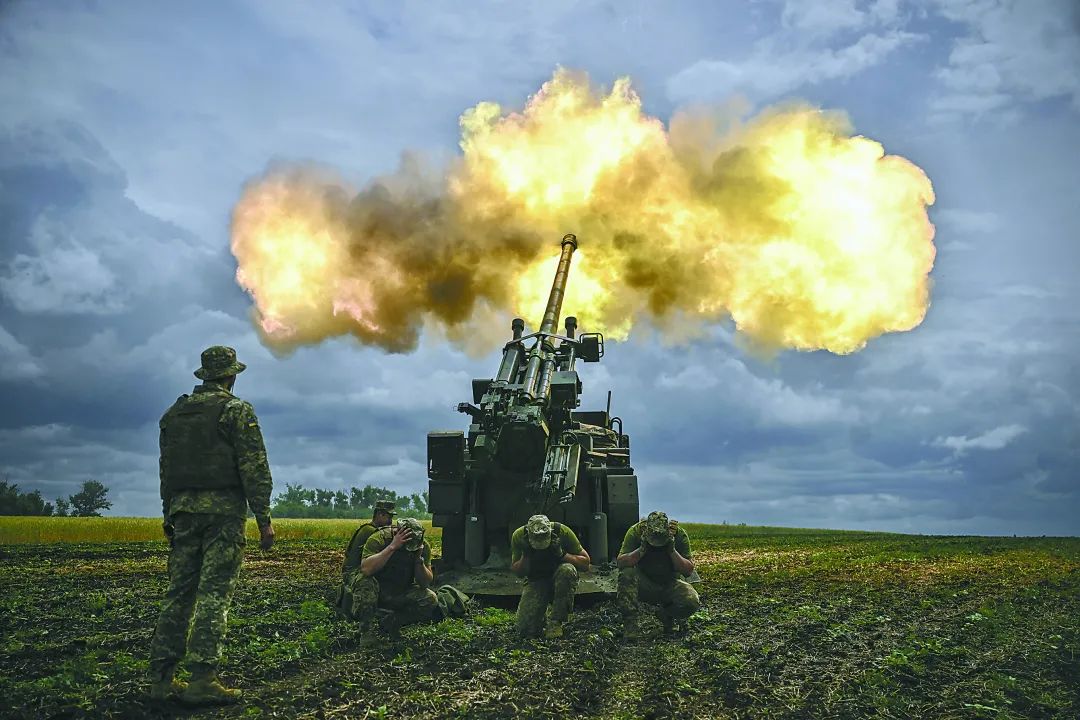 15日,在乌克兰东部前线,乌克兰士兵用法国“凯撒”车载加榴炮向俄方开火。