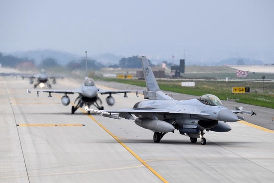 6月20日，参加演习的韩国战机在跑道上滑行(韩国空军)