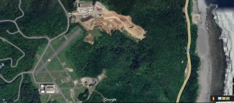 有军迷通过卫星地图发现九鹏基地一处山头疑扩大兴建“神秘”设施。图自联合新闻网
