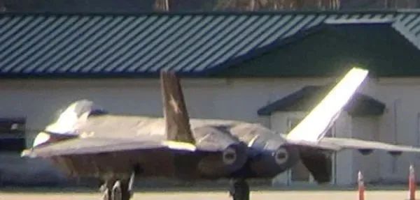 美国军迷拍到的歼-20战机全尺寸模型