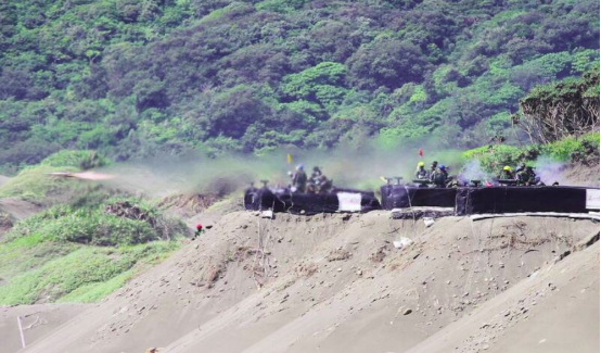 台军“陶”式反坦克导弹发射。图自台湾《自由时报》