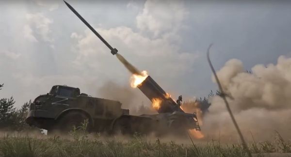 25日，俄罗斯国防部发布图片，一支俄罗斯军队的多管火箭炮在一处秘密地点向乌克兰军队发射火箭弹。（美联社）