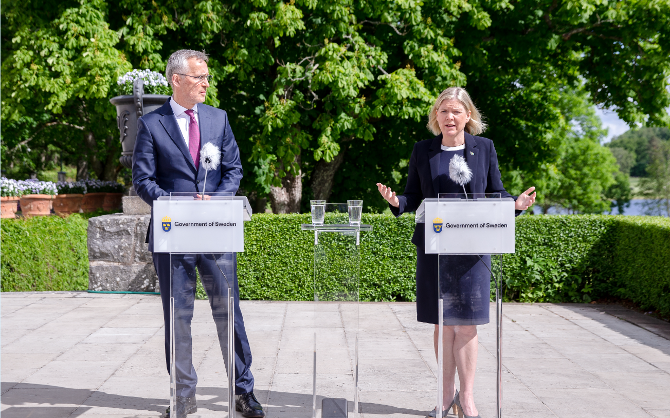 ▲6月13日，瑞典首相安德松（右）与到访的北约秘书长斯托尔滕贝格在瑞典首都斯德哥尔摩出席新闻发布会。斯托尔滕贝格表示，瑞典和芬兰申请加入北约的流程比预期复杂，两国获准入约的具体时间“无法确定”。图/新华社