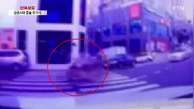 [단독] 미군 만취 운전에 뺑소니...블랙박스에 사고 장면 고스란히 _ YTN (1).gif