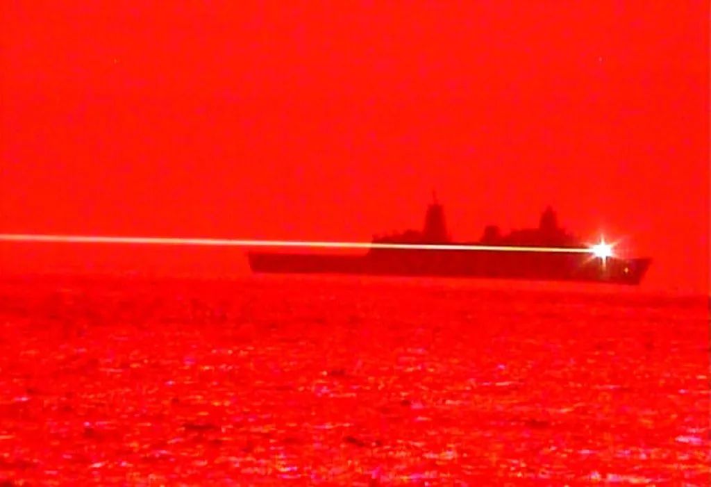 “波特兰”号发射的高能激光已经足以摧毁微型快艇