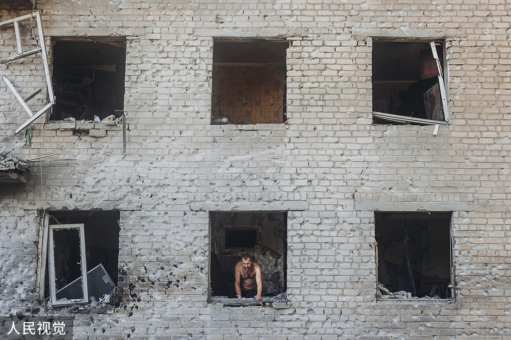 当地时间2022年7月27日，顿涅茨克地区巴赫穆特，被炸毁的民用建筑内，家中的居民。人民视觉 图