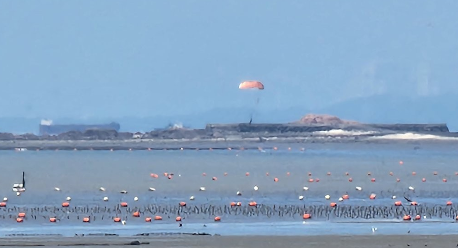 韩国F-4战机坠海 飞行员跳伞画面曝光