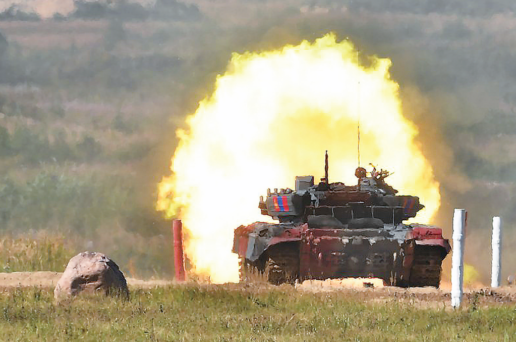 参加“坦克两项”比赛的坦克正在开火射击。