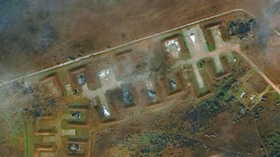 克里米亚俄军萨基基地爆炸后的卫星照片。
