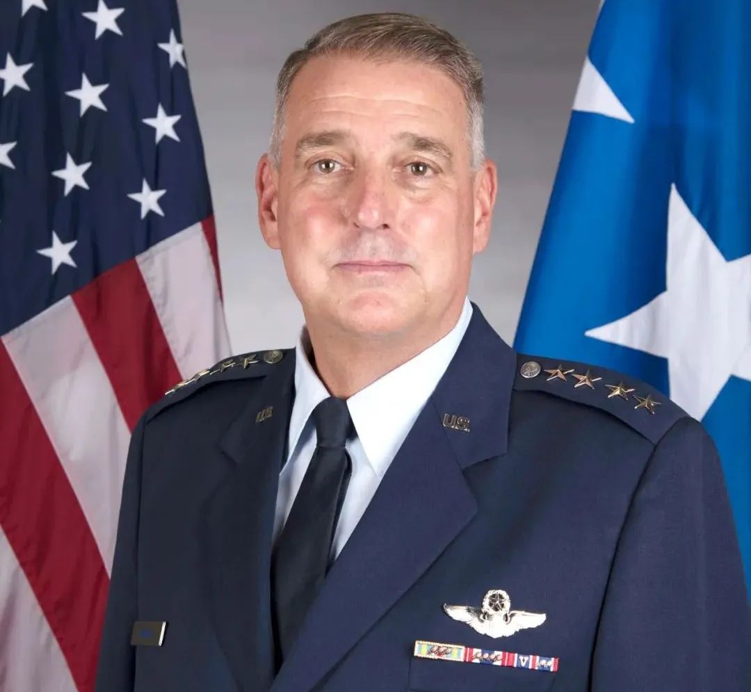  图为美空军机动司令部司令迈克·米尼汉。图片来源：美国空军网站