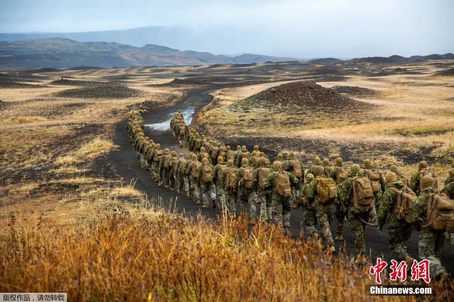  资料图：2018年10月25日，北约在挪威及其周边地区举行“三叉戟接点2018”联合军事演习。图为美国海军陆战队和第24陆战队远征队向目标开进。