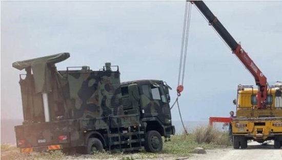  台军在台东知本海滩进行&ldquo;汉光演习&rdquo;实地勘查，台海军一辆气象观测车陷入松软的沙滩上动弹不得。图自中时新闻网