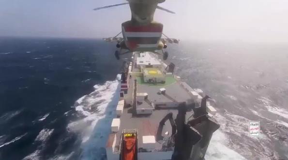 也门胡塞武装宣称扣押以色列船只 画面曝光：直升机突袭 数人跳上甲板