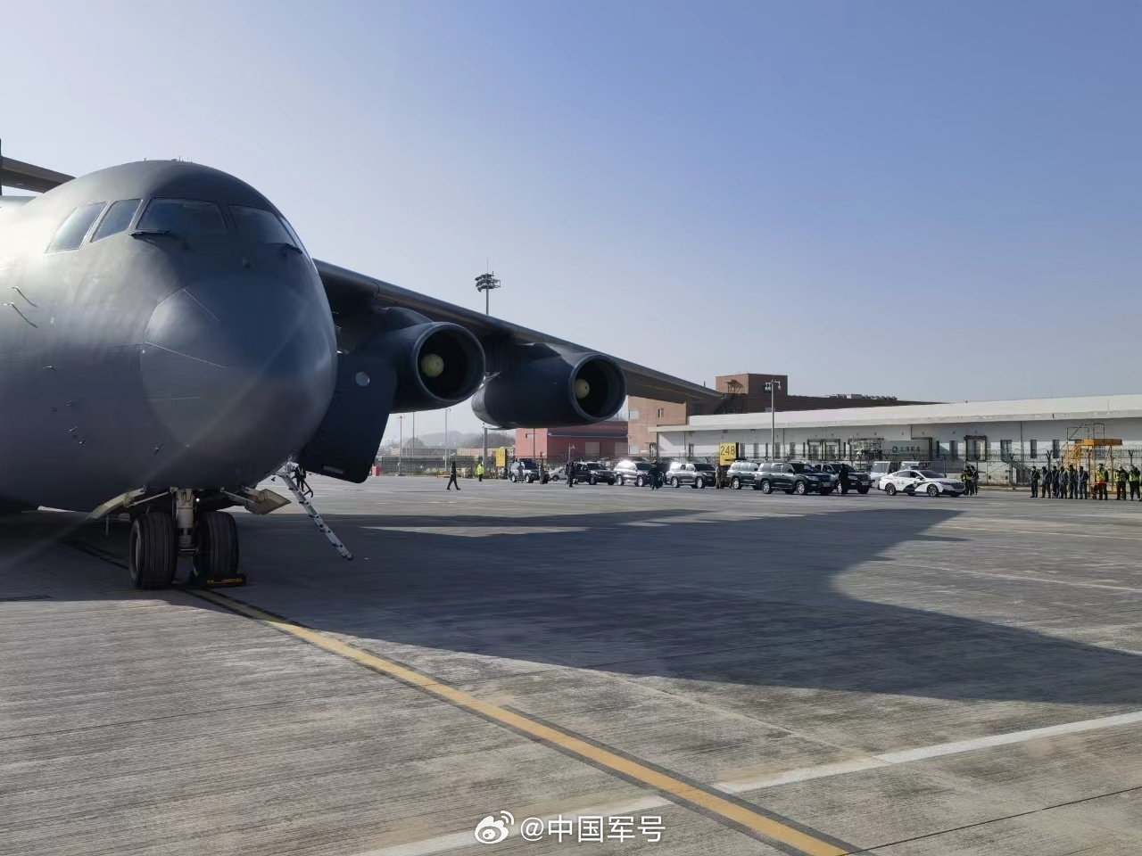 空军运20抵达甘肃，开展抗震救灾工作