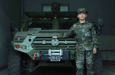 穿着制服的男人站在卡车上  低可信度描述已自动生成