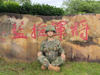 涂鸦墙前的人  中度可信度描述已自动生成