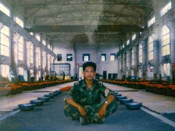 建筑旁的人  低可信度描述已自动生成