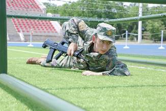 图片包含 草, 户外, 人, 围栏  描述已自动生成