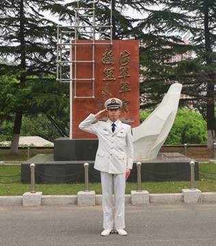 人的雕塑  中度可信度描述已自动生成