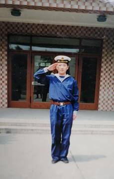 小孩站在地上  低可信度描述已自动生成