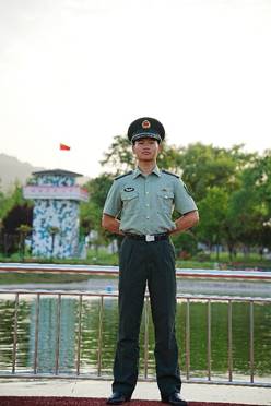 图片包含 窗户, 桌子, 绿色, 骑  描述已自动生成