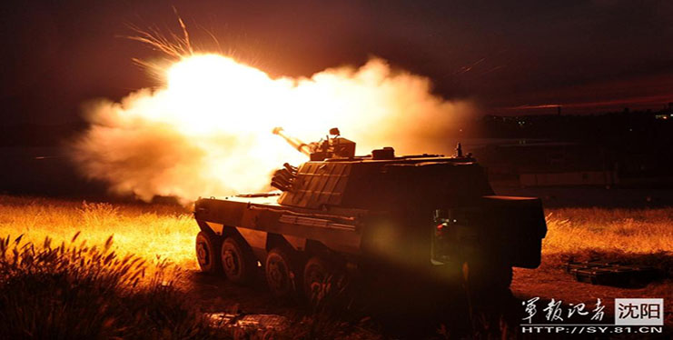 解放军122毫米轮式自行火炮昼夜绚丽射击