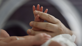 近20省份将“三孩”写入政府工作报告 激发生育意愿如何发力?