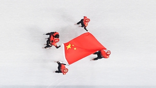 在体育馆的最高处，我似乎看见&ldquo;雪从天降，落地成金&rdquo;