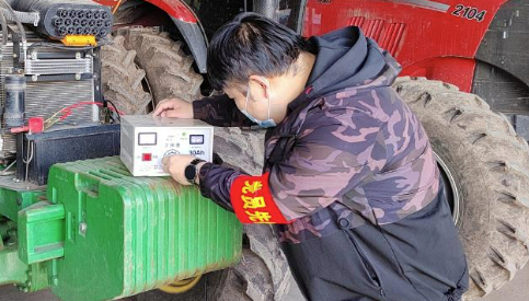 希望的田野上,有他们奔忙的身影