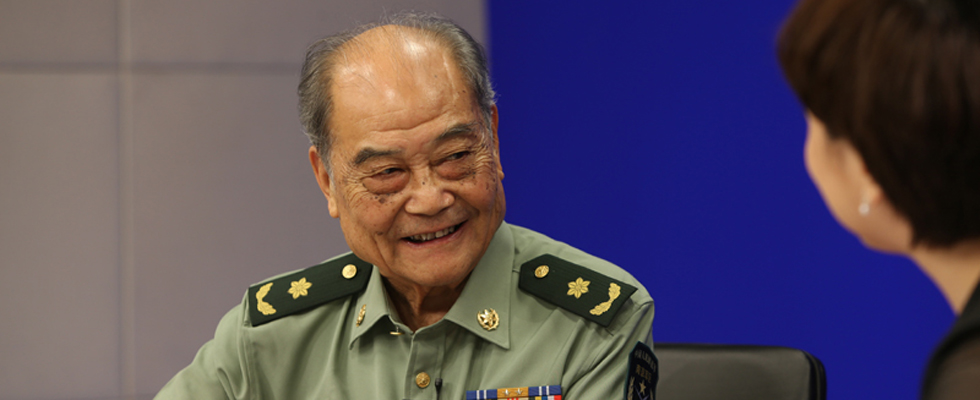 89岁的中国工程院院士黎介寿做客新华网谈强军