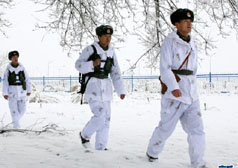 新疆军区边防某部顶风冒雪去巡逻