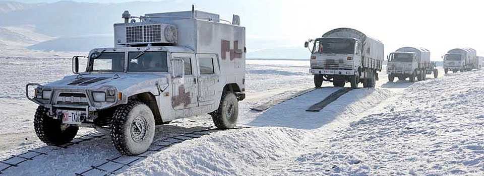 新疆军区某红军团挺进天山雪野锤炼严寒条件下作战能力