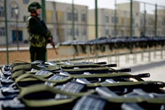 新疆边防机动部队大批授枪