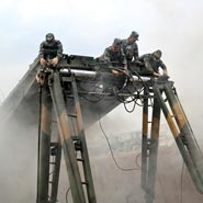 实拍解放军架设&ldquo;大块头&rdquo;自动化钢桥