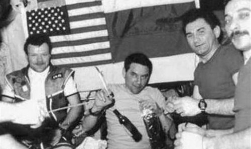 加加林时代如何带酒上太空:有人一次&ldquo;走私&rdquo;12瓶