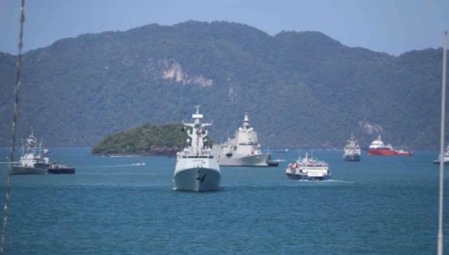 中国海军湛江舰抵达马来西亚参加兰卡威国际海事和航空展