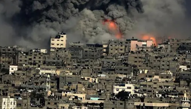 以军空袭加沙地带中部难民营至少17人死亡