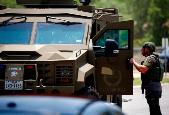 美國得州小學槍擊事件致15人死亡：裝甲車赴現場