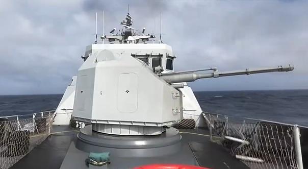 数枚炮弹连续命中！海军文山舰在南海训练模拟打击护卫舰