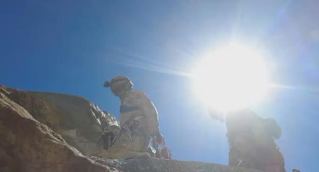 海拔5800米！侦察兵在喜马拉雅山脉攀爬近乎垂直冰壁