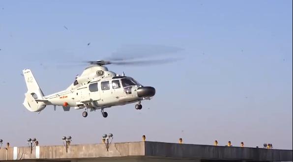 直升机海上反舰！海军舰载机飞行团展开多机型跨昼夜训练