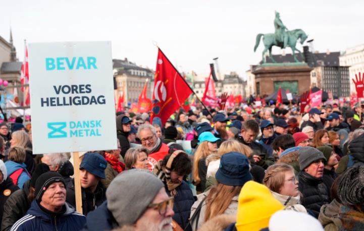 丹麦要砍假期筹军费，五万人上街抗议