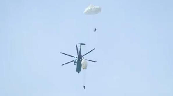 70秒看海军陆战队多伞型实跳训练