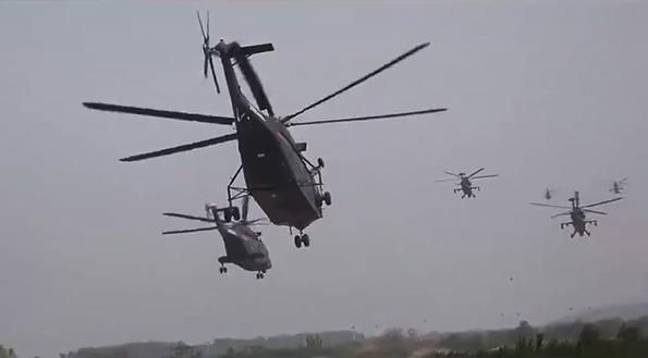 直升機編隊超低空突防！陸航旅多機型高強度飛行訓練
