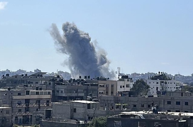 外媒：以军空袭加沙一难民营，至少13人死亡包括7名儿童