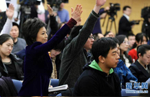 两会新闻发布会上记者们的各种&ldquo;争夺&rdquo;