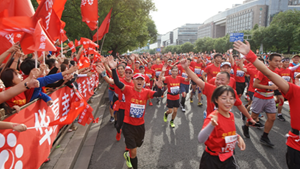 2018华夏幸福北京马拉松收官 3万名跑者&ldquo;向着幸福跑&rdquo;